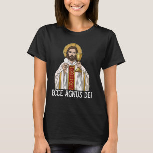 Camiseta Agnus Dei Sanctus Tradicional em Massa Latina