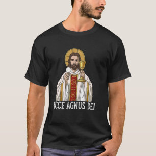 Camiseta Agnus Dei Sanctus Tradicional em Massa Latina