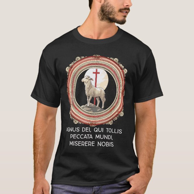 Camiseta Agnus Dei Sanctus Tradicional em Massa Latina (Frente)