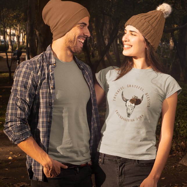 Camiseta Agradeço a amizade ocidental abençoada (Thankful, Grateful, Blessed Friendsgiving Thanksgiving T-Shirt. Hand-Drawn Cow Skull & Roses.)