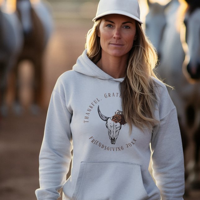Camiseta Agradeço a amizade ocidental abençoada (Thankful, Grateful, Blessed Women's Friendsgiving Thanksgiving Hoodie. Hand-Drawn Cow Skull & Roses.)