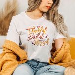 Camiseta Agradeço a gentileza e abençoada citação Ação de G<br><div class="desc">Agradeço,  Feliz Abençoado,  Citação de Ação de Graças. Palavras inspiradoras de gratidão para vestir no Dia de Ação de Graças ou a qualquer momento com gratidão abençoada em uma elegante tipografia escrita em cores autóctones e com motivos de folga.</div>