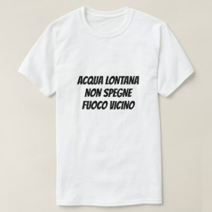Camiseta Água longe não vai apagar um incêndio na mão e