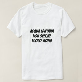 Camiseta Água longe não vai apagar um incêndio na mão em it