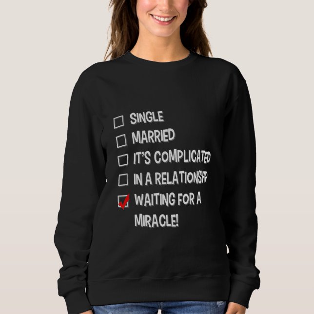 Camiseta Aguardando Um Solteiro De Status De Relacionamento (Frente)