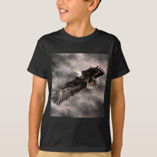 Camiseta Águia Balda Americana Voando em Nuvens de Tempest