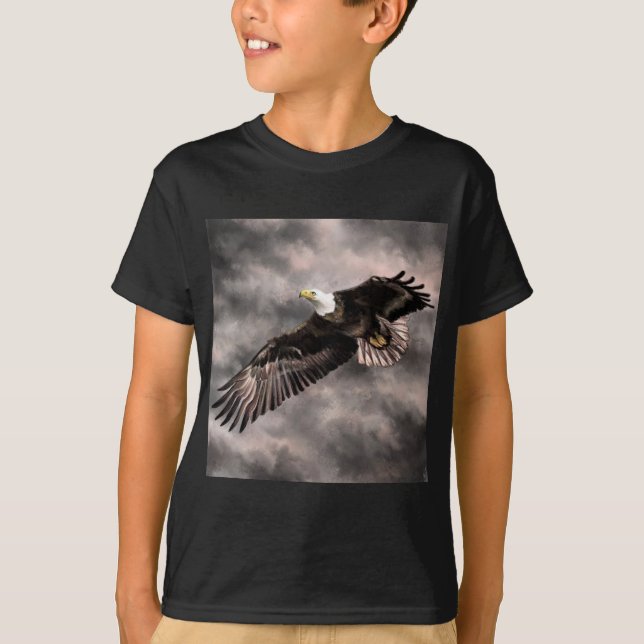 Camiseta Águia Balda Americana Voando em Nuvens de Tempesta (Frente)