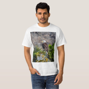 Camiseta Águia caída sentada na rocha