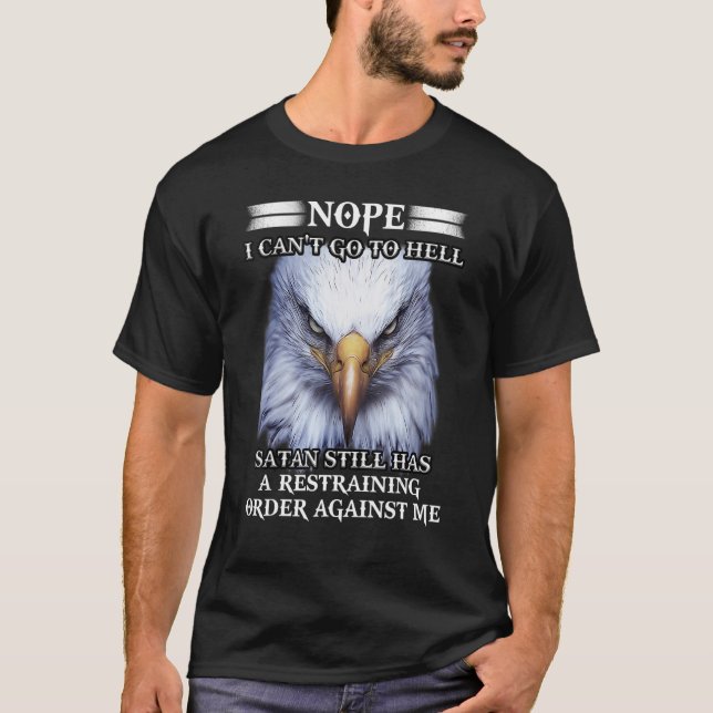 Camiseta Águia Não posso ir para o inferno Satã ainda tem u (Frente)