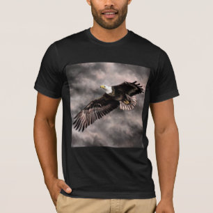 Camiseta Águia-Vazia Americana Voando em Nuvens de Tempest