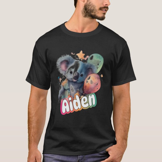Camiseta Aiden - Nome De Menino Bonito Com Koala Cute (Frente)