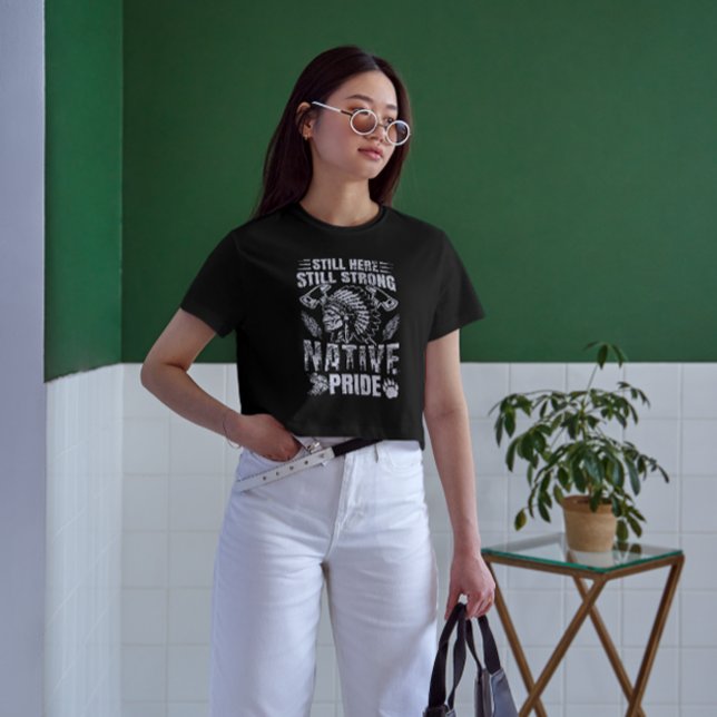 Camiseta Ainda Aqui, Ainda Forte, Orgulho Nativo (Criador carregado)