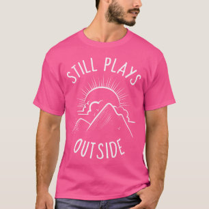 Camiseta Ainda Brinca Lá Fora Citação Engraçada Acampamento