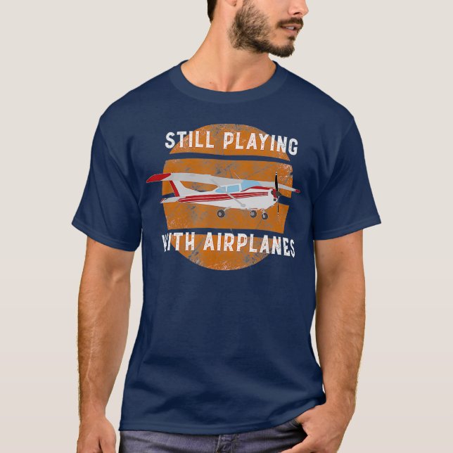 Camiseta Ainda Brincando Com O Presente Piloto De Aviões (Frente)