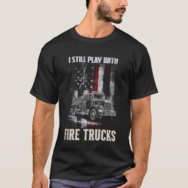Camiseta Ainda Brinco com Caminhões de Bombeiros Thin Red L (Frente)