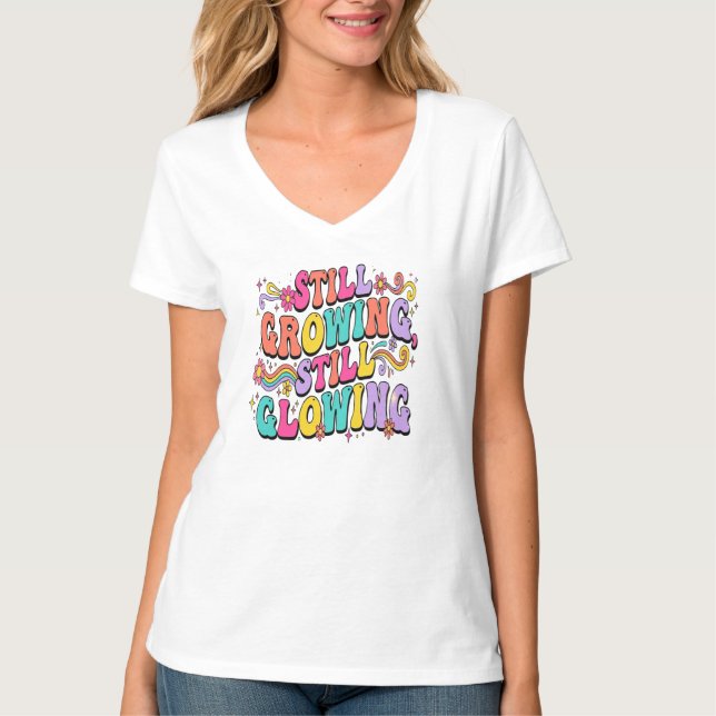 Camiseta Ainda Crescendo Ainda Brilhando Tipografia Groovy  (Frente)