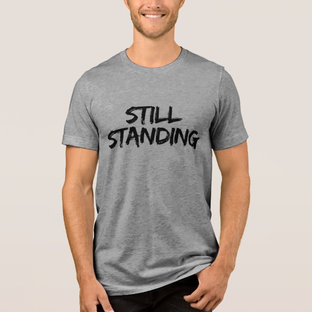 Camiseta Ainda de Pé | Presente de Pacote de Cuidado com o  (Frente)
