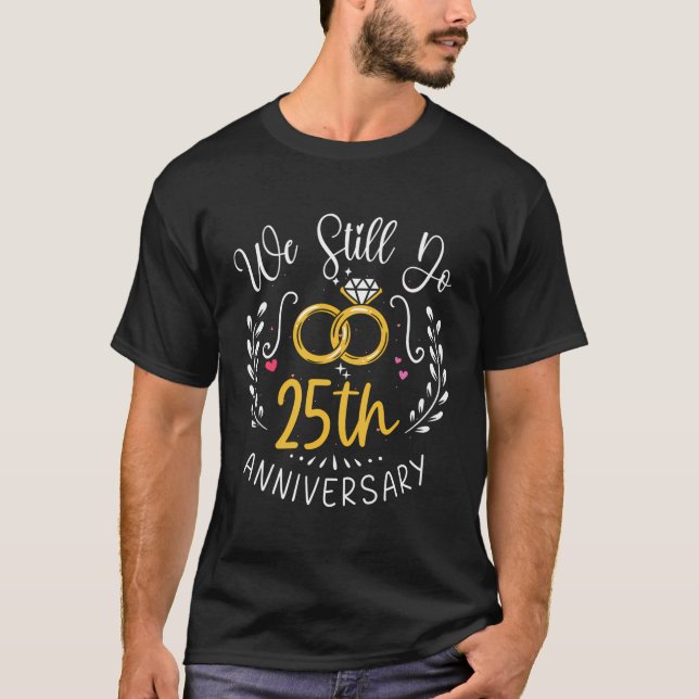 Camiseta Ainda Fazemos 25 Anos De Casamento De 25 Engraçado (Frente)