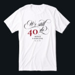 Camiseta Ainda fazemos Suavemente 40º Aniversário de Casame<br><div class="desc">Elegante Ainda fazemos camiseta do 40º aniversário de casamento com um roteiro suave, o número de anos que você foi casado, e seus nomes e data de casamento. Ainda fazemos t-shirt para celebrar o teu aniversário de casamento e renovar os nossos votos. Ainda fazemos camiseta do 40º aniversário com 40...</div>