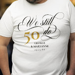 Camiseta Ainda fazemos Suavemente 50º Aniversário de Casame<br><div class="desc">Elegante Ainda fazemos uma camiseta de 50 anos de casamento com um roteiro suave, o número de anos em que você foi casado, e seus nomes e data de casamento. Ainda fazemos t-shirt para celebrar o teu aniversário de casamento e renovar os nossos votos. Ainda fazemos camiseta do 50º aniversário...</div>