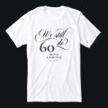 Camiseta Ainda fazemos Suavemente 60º Aniversário de Casame<br><div class="desc">Elegante Ainda fazemos camiseta do aniversário de 60 anos com um roteiro suave, o número de anos que você foi casado, e seus nomes e data de casamento. Ainda fazemos t-shirt para celebrar o teu aniversário de casamento e renovar os nossos votos. Ainda fazemos camiseta do 60º aniversário com 60...</div>