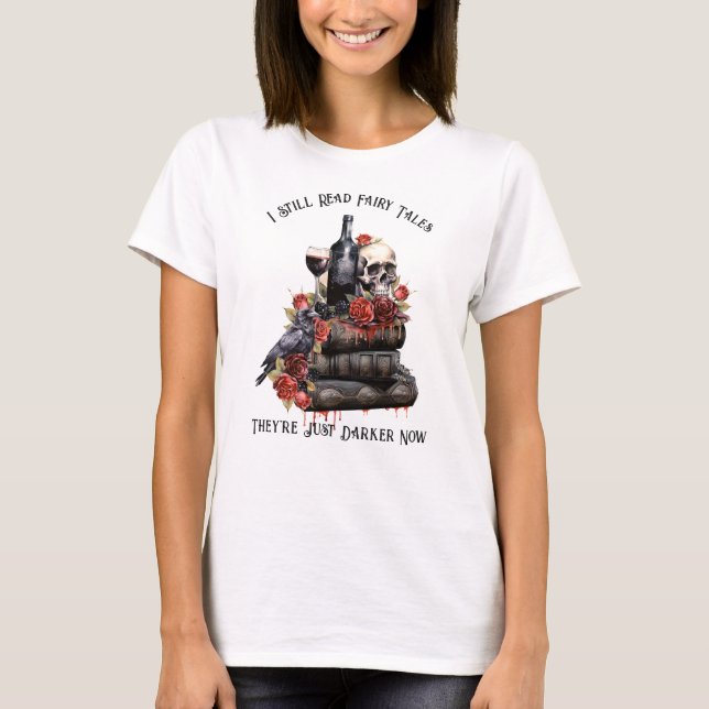 Camiseta Ainda Leio Contos de Fadas, Só que Agora São Mais  (Frente)
