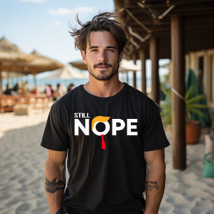 Camiseta Ainda Não É Engraçado Roupas de Trump Não É Novame