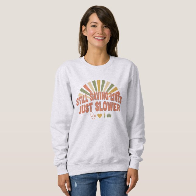Camiseta Ainda Salvando Vidas, Só que Mais Devagar Piada En (Frente Completa)