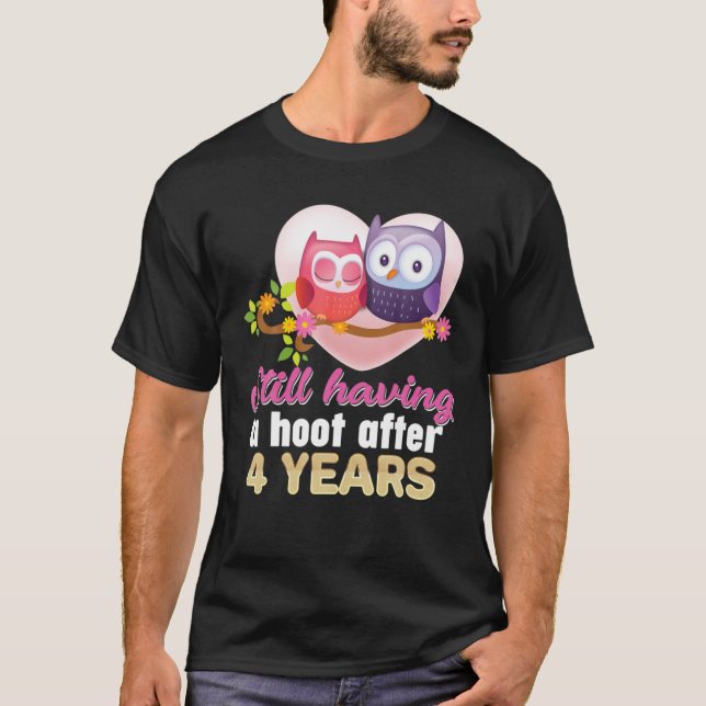 Camiseta Ainda Tendo Um Hoot Após 4 Anos De Casamento Anniv (Frente)