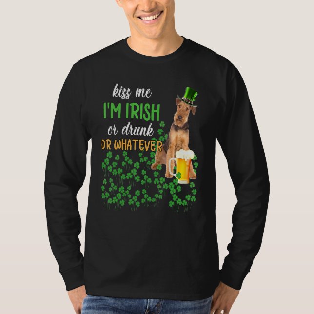 Camiseta Airedale Terrier Me Beija Sou Irlandês Ou Bebado O (Frente)
