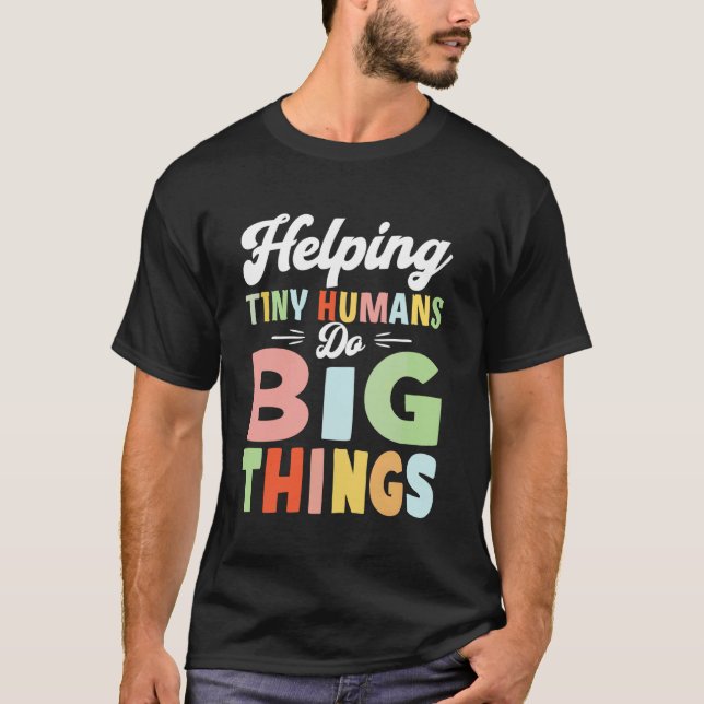 Camiseta Ajudando Humanos Minúsculos a Fazer Coisas Incríve (Frente)