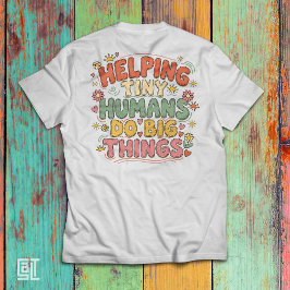Camiseta Ajudando Humanos Pequenos a Fazer Grandes Coisas –