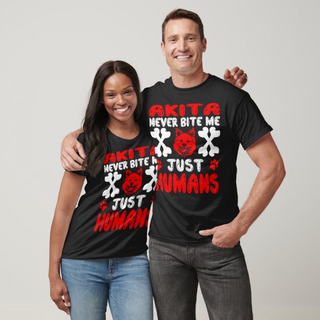 Camiseta Akita Nunca Morde Apenas Presente Humano (Unissex)