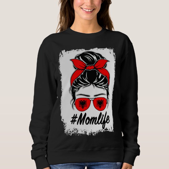 Camiseta Albania Flag Albanian Mom Messy Bun Mom Life (Frente)