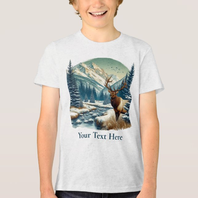 Camiseta Alce em Pé ao Lado de Córrego com Montanhas  (Frente)