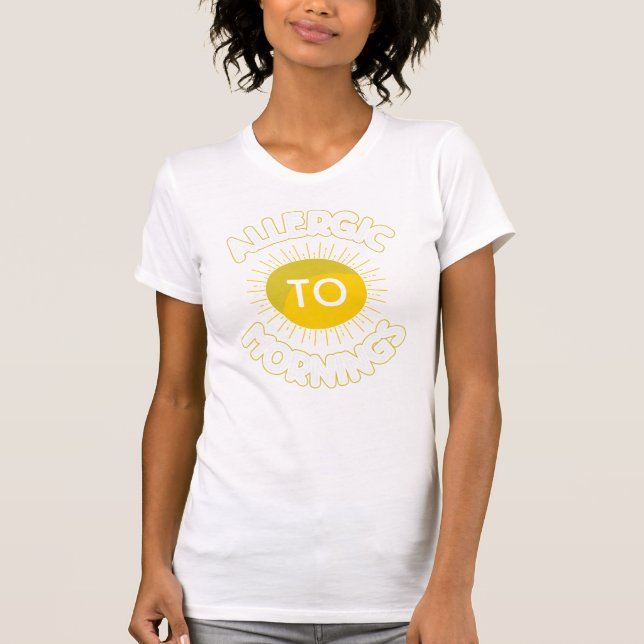 Camiseta Alérgico à mordaça engraçada das manhãs (Frente)
