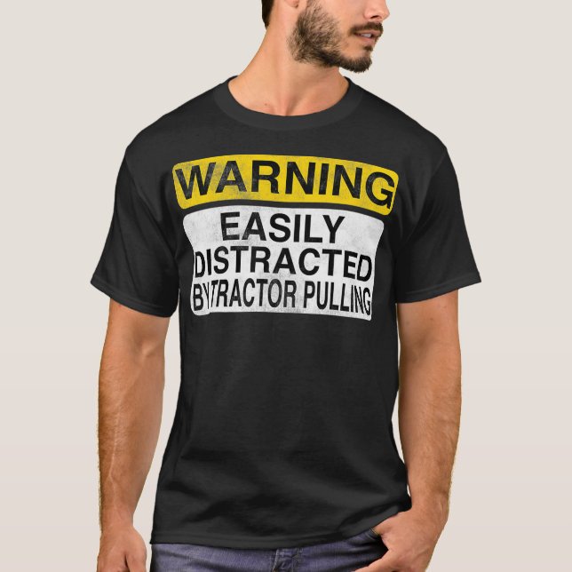 Camiseta Alerta Facilmente Distraído Por Trator Puxando Fun (Frente)