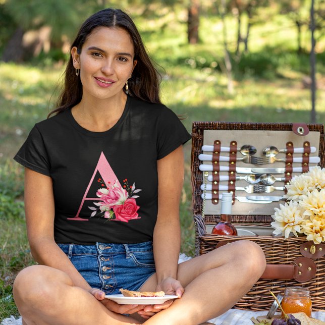 Camiseta Alfabeta Dourada A Rosa de Monograma Flores de Aqu (Criador carregado)