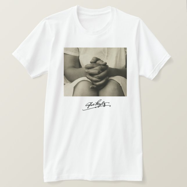 Camiseta Alfred Stieglitz: Georgia O'Keeffe-Mãos (Frente do Design)