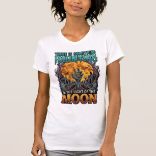 Camiseta Algo Assombra Lua Halloween Zumbi Mão Túmulo