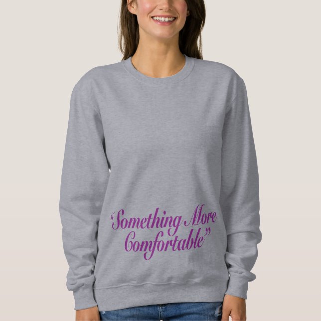 Camiseta Algo Mais Confortável Texto Roxo Baixo (Frente)