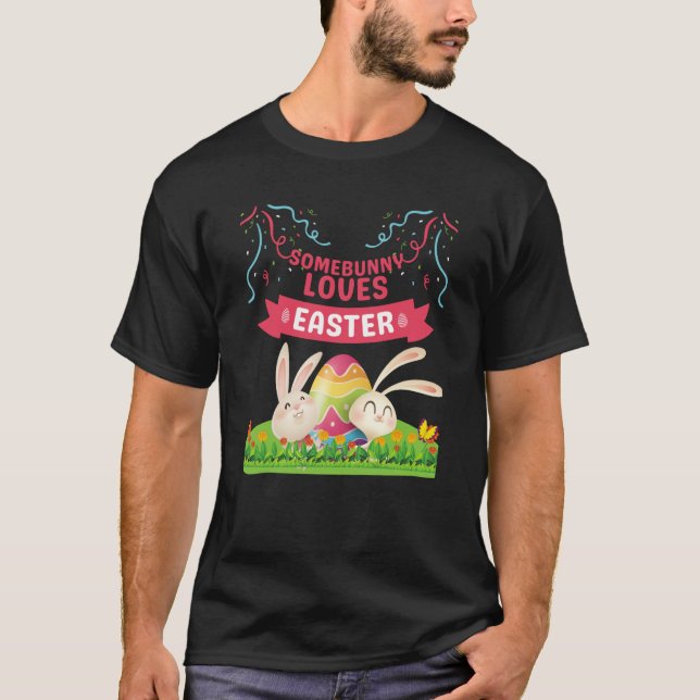 CAMISETA ALGUÉM ADORA CRIANÇAS PÁSCOA LESTE BUNNY (Frente)