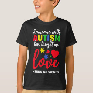 Camiseta Alguém Com Autismo Ensinou Que O Amor Não Precisa 