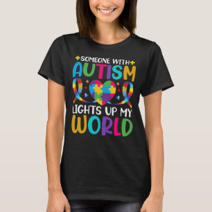 Camiseta Alguém com Autismo Ilumina Meu Mundo Colorido