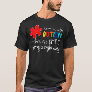 Camiseta Alguém Com Autismo Me Faz Sorrir Todos Os Dias Aut