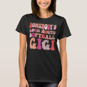 Camiseta Alguém é Alto Softball Gigi Groovy Retro O