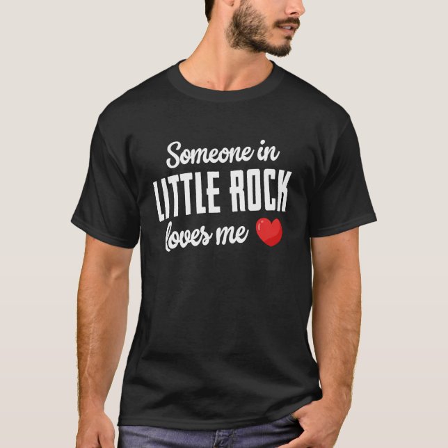 Camiseta Alguém em Little Rock Me Ama (Frente)