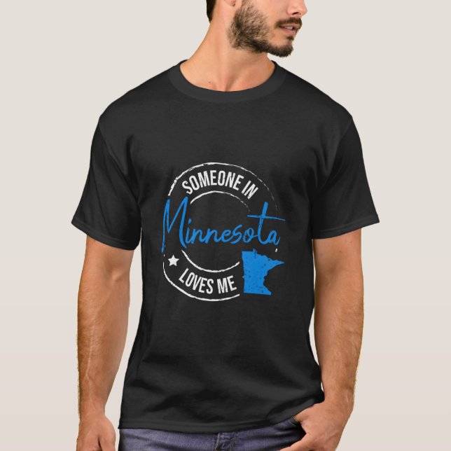 Camiseta Alguém Em Minnesota Me Ama Minnesota (Frente)