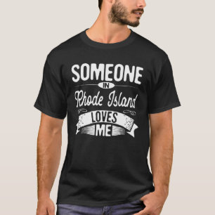Camiseta Alguém em Rhode Island Me Ama RI Viagens Viagem