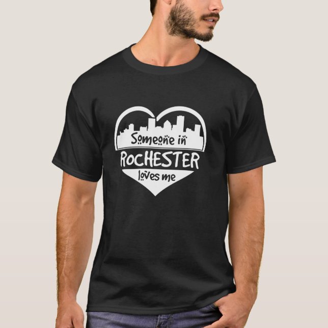 Camiseta Alguém Em Rochester Me Ama Rochester New York H (Frente)